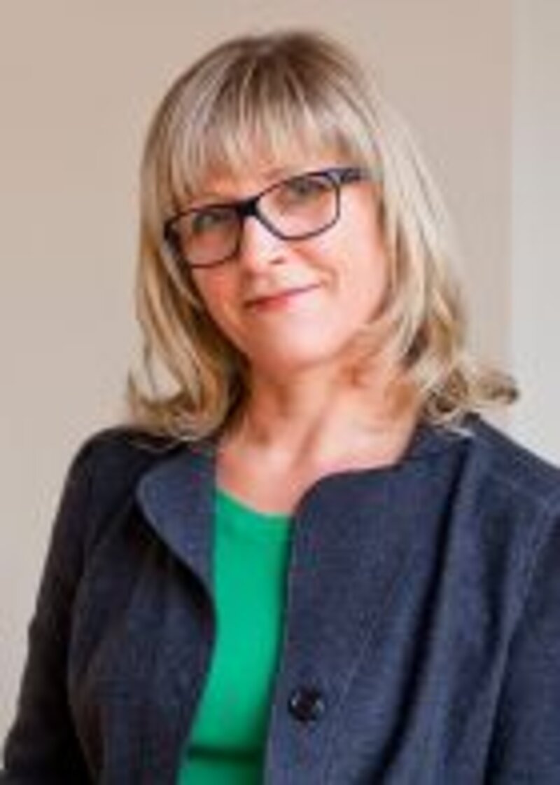 Frau Cristin Sander