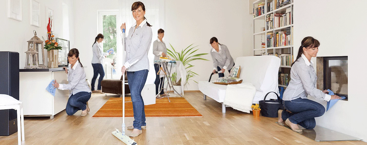 Frau, die an verschiedenen Stellen im Haus am putzen ist